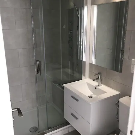 Hotel apartamentowy Studio Carre D'or Situe A 50 M De La Plage 3*