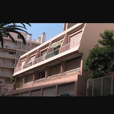 Aparthotel Studio Carre D'or Situe A 50 M De La Plage *